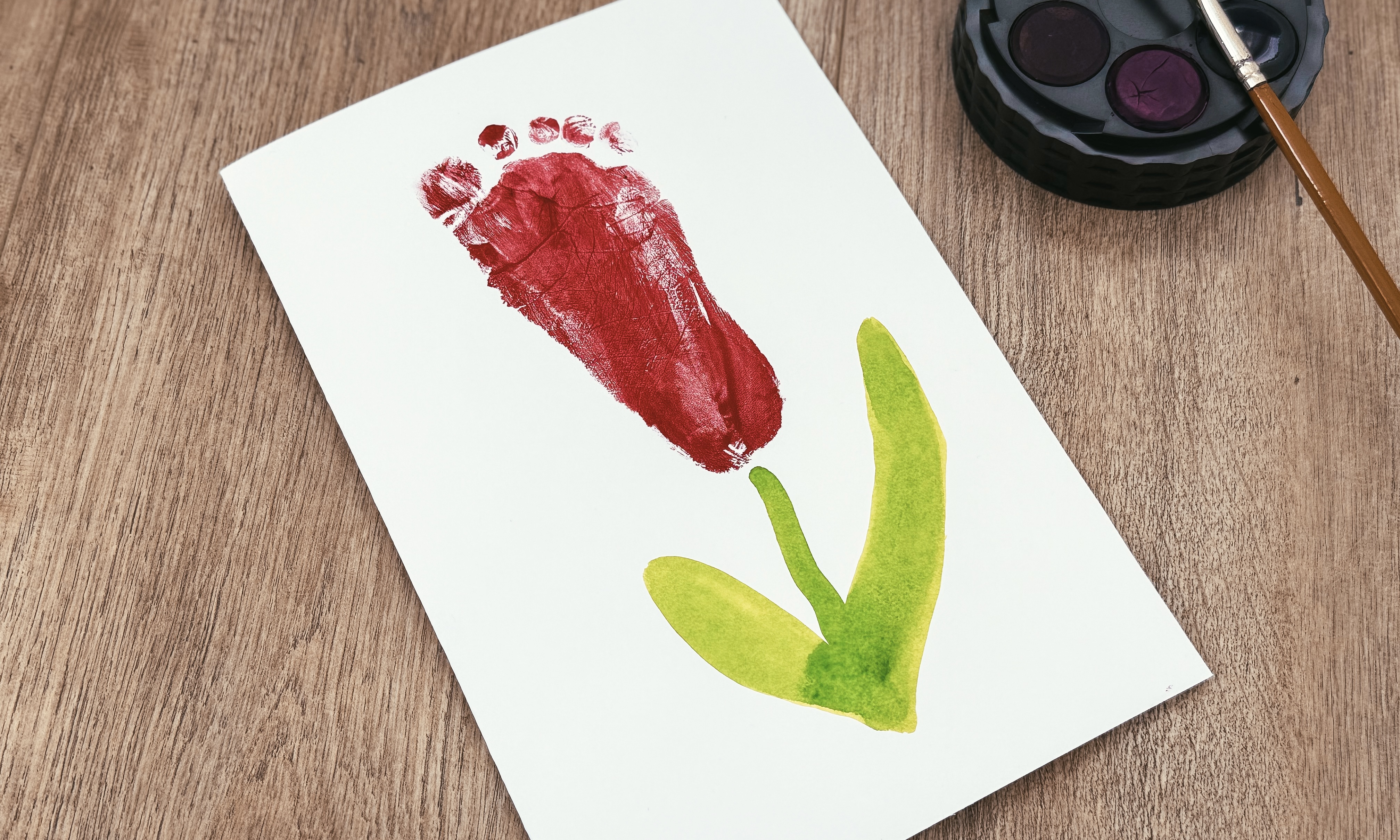 Přání s tulipánem, jehož květ je tvořen otiskem dětské nohy